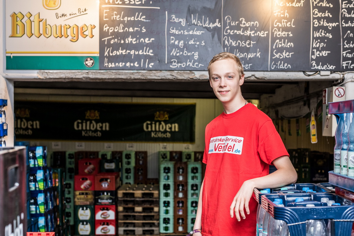 Blick in den Vendel-Abholmarkt mit gut gefüllten Getränkeregalen