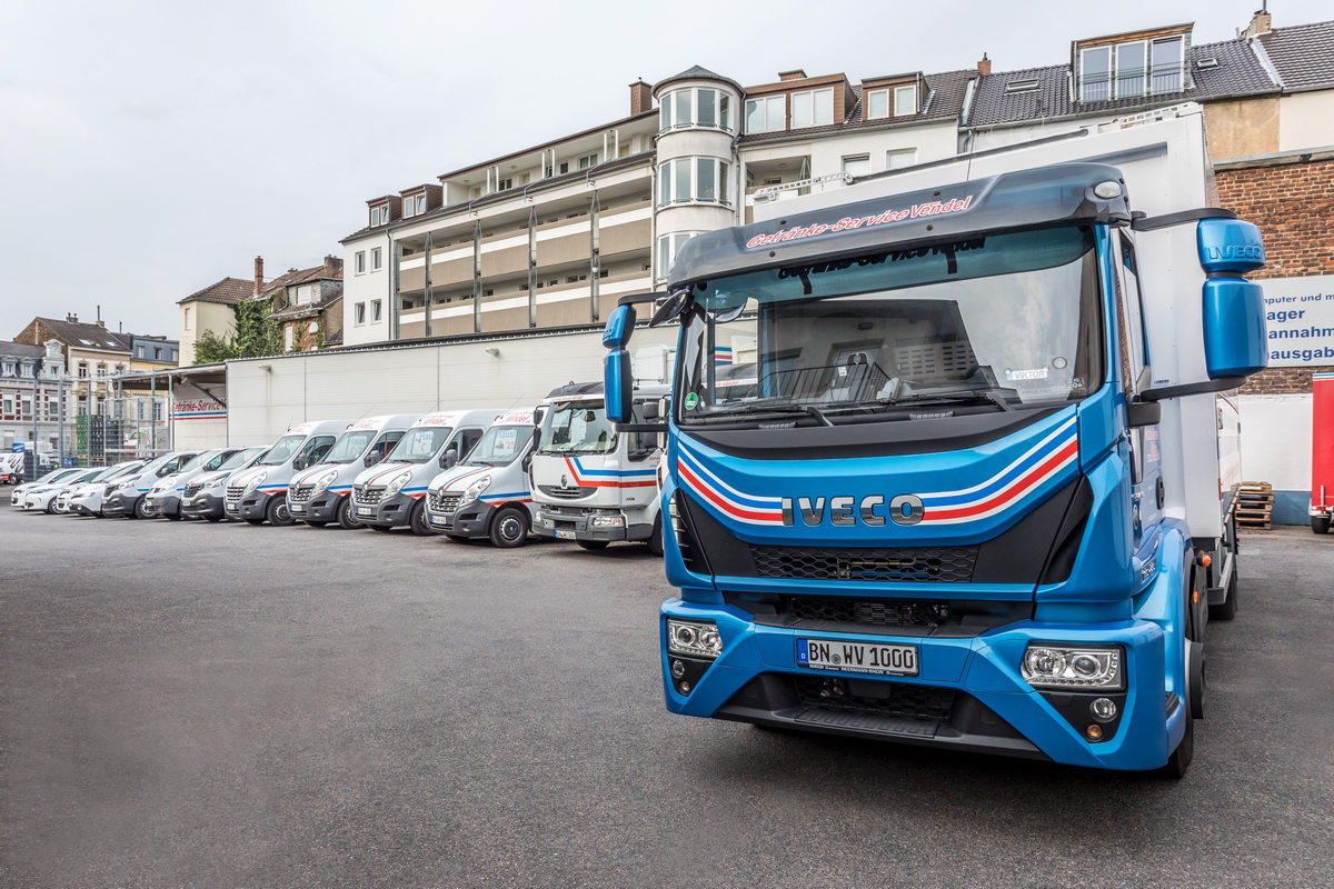 Vendel-Lkw vor der aufgereihten Fahrzeugflotte am Standort