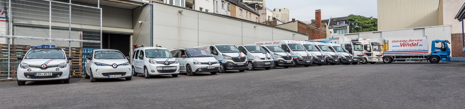 Die Fahrzeugflotte von Getränke-Service Vendel, aufgereiht am Standort