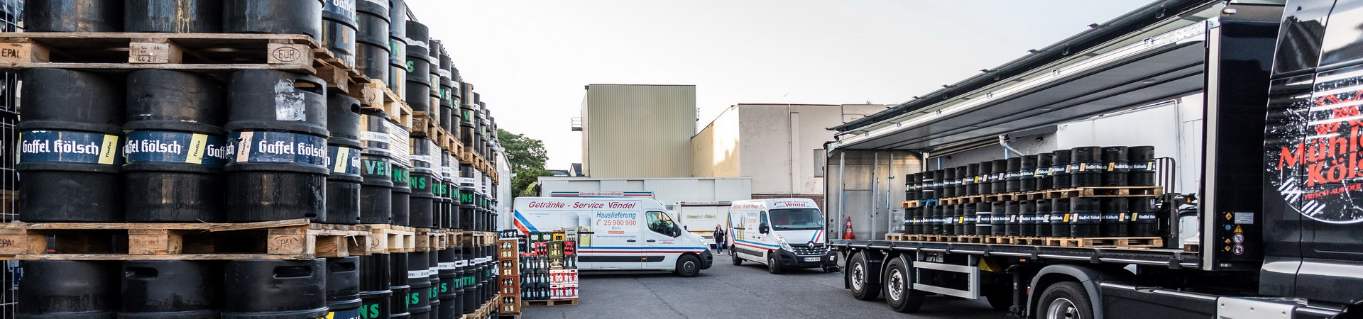 Beladung am frühen Morgen: Bierfässer, Kästen und Lieferfahrzeuge