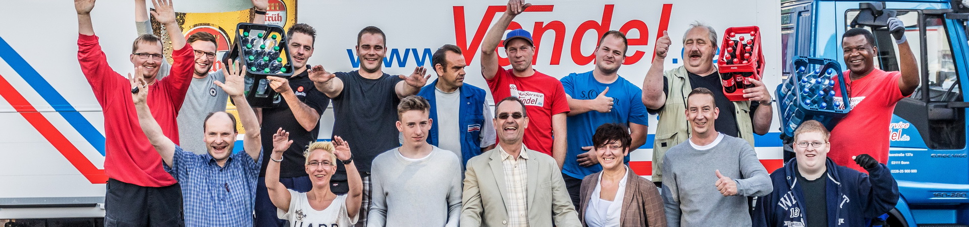 Das Team von Getränke-Service Vendel vor einem Lieferfahrzeug