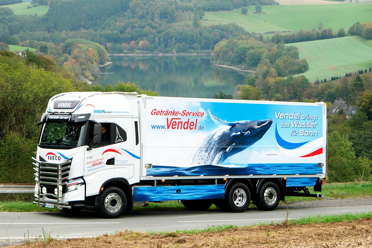 Der Vendel-Liner: IVECO 26-Tonner LKW mit Walmotiv vor der Eifellandschaft